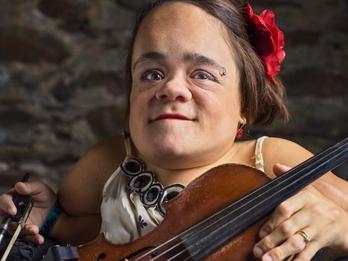 Gaelynn Lea holding a violin